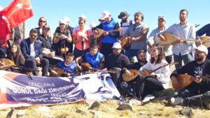 - "Neşet Ertaş'ı zirvelerde anmak yakışır" sloganıyla gerçekleştirilen etkinliğe katılanlar,