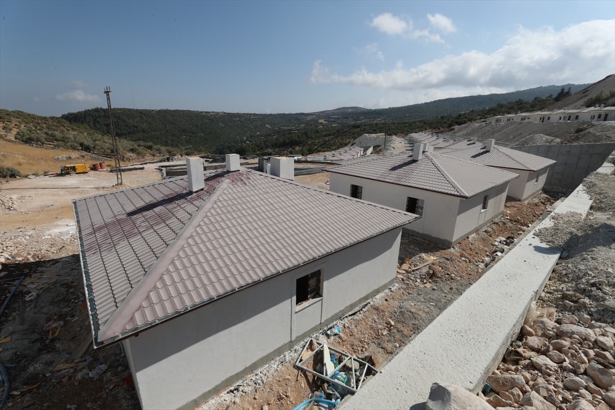 Hatay Yayladağı'nda kırsal afet konutlarının yapımı sürüyor
