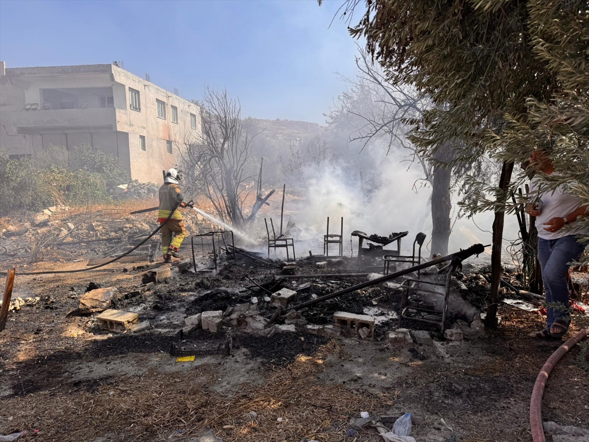 Hatay'da bahçeden eve sıçrayan yangın söndürüldü
