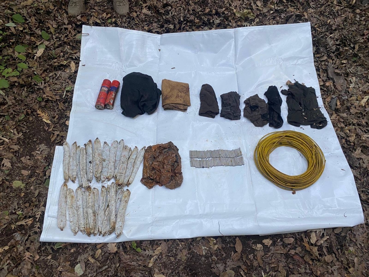 Hatay'da mağarada PKK/KCK'lı teröristlere ait patlayıcı ve yaşam malzemeleri ele geçirildi