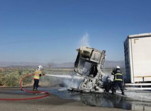 HATAY (AA) – Hatay'ın Hassa ilçesinde seyir halindeki tırda çıkan