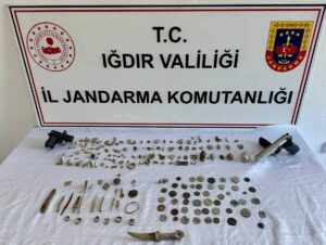 IĞDIR (AA) – Iğdır'da takibe alınan şüphelinin adresinde, tarihi eser