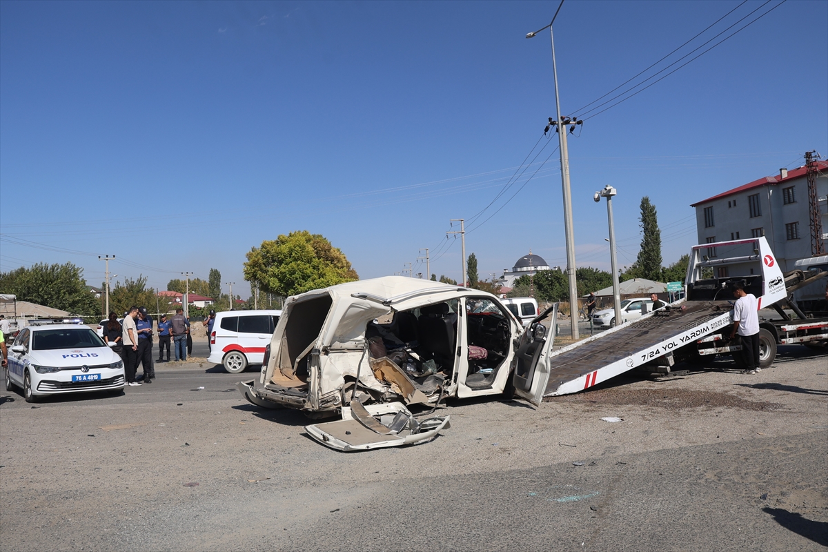 Iğdır'daki trafik kazasında 1'i polis 4 kişi yaralandı