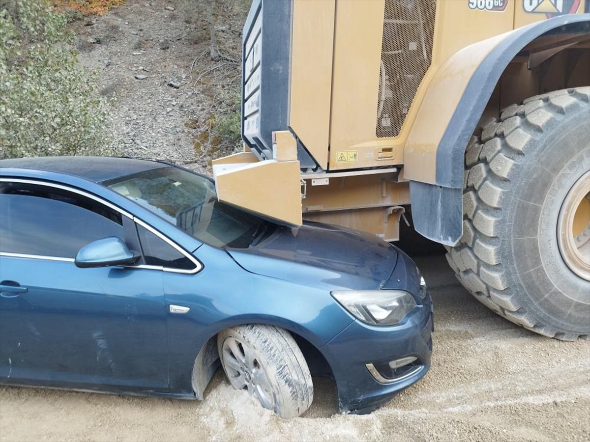 İş makinesinin çarparak sürüklediği araçtan inmeye çalışırken altında kalan kadın öldü