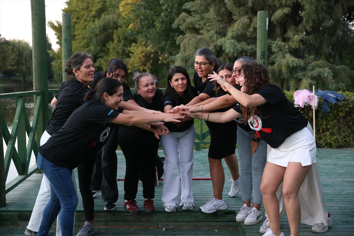 İşitme engelli kadınlardan oluşan “Sessiz Ejderhalar”, engelleri aşmak için kürek çekiyor