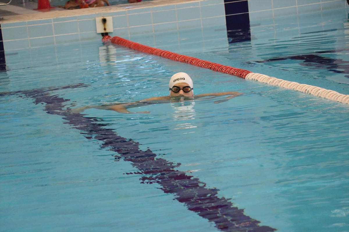 İşitme engelli milli yüzücü olimpiyatlarda “ses” getirmek istiyor