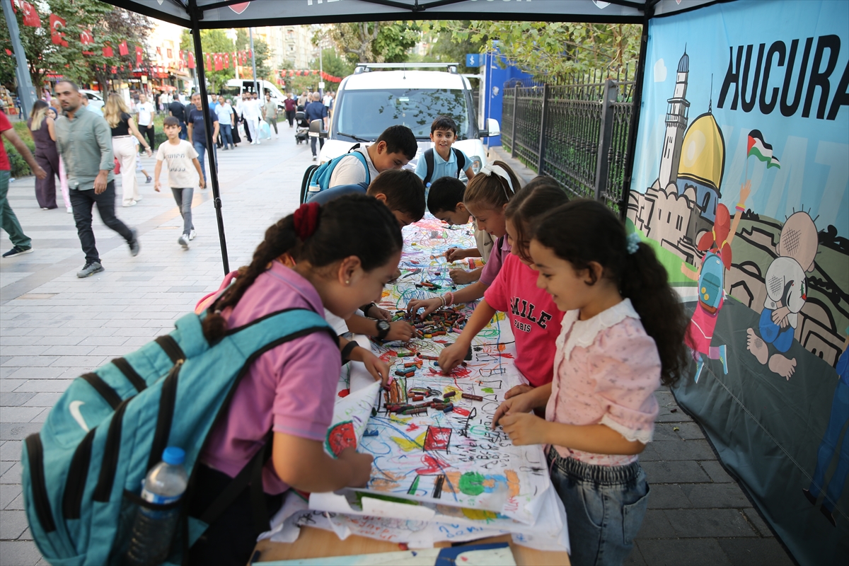 İsrail'in Gazze'deki saldırılarını anlatan resimleriyle Siirt'te sergi açtı