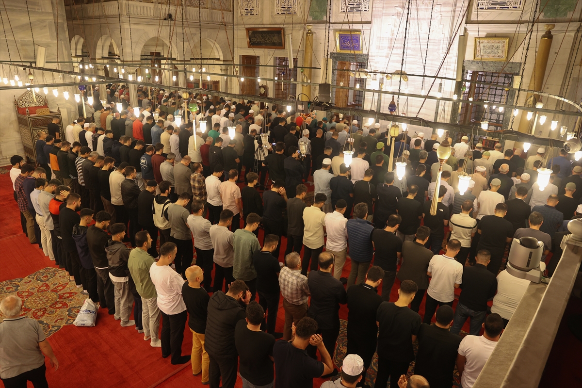 İstanbul'da aileler sabah namazında bir araya geldi