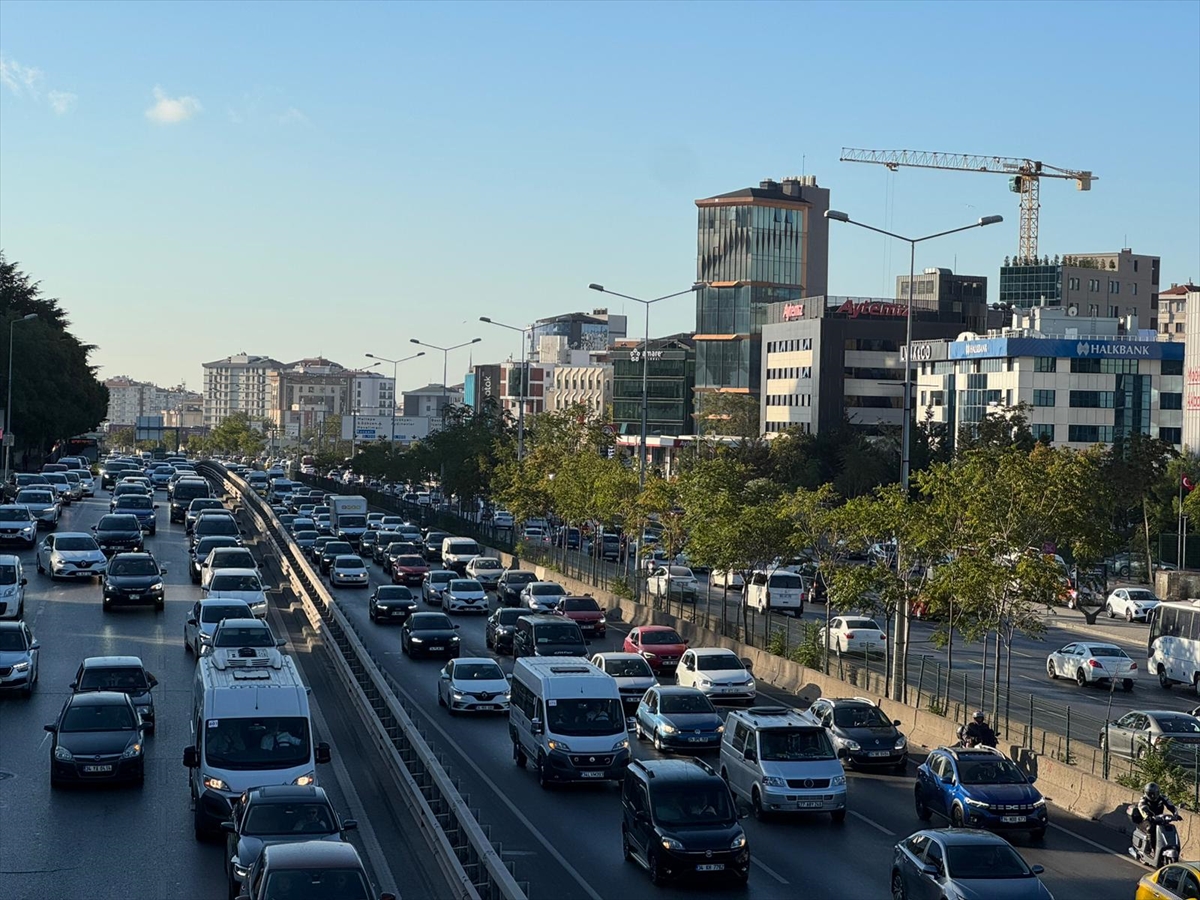 İstanbul'da haftanın ilk iş günü trafik yoğunluğu yüzde 71'e kadar çıktı