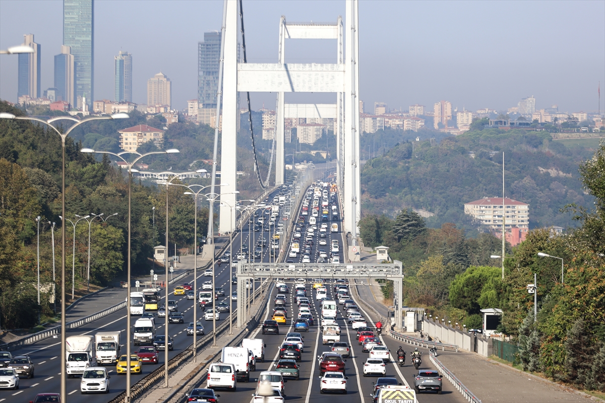 İstanbul'da haftanın üçüncü iş gününde trafik yoğunluğu yaşanıyor