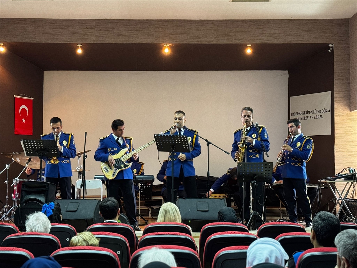 İstanbul'da Polis Bandosu huzurevi sakinlerine konser verdi