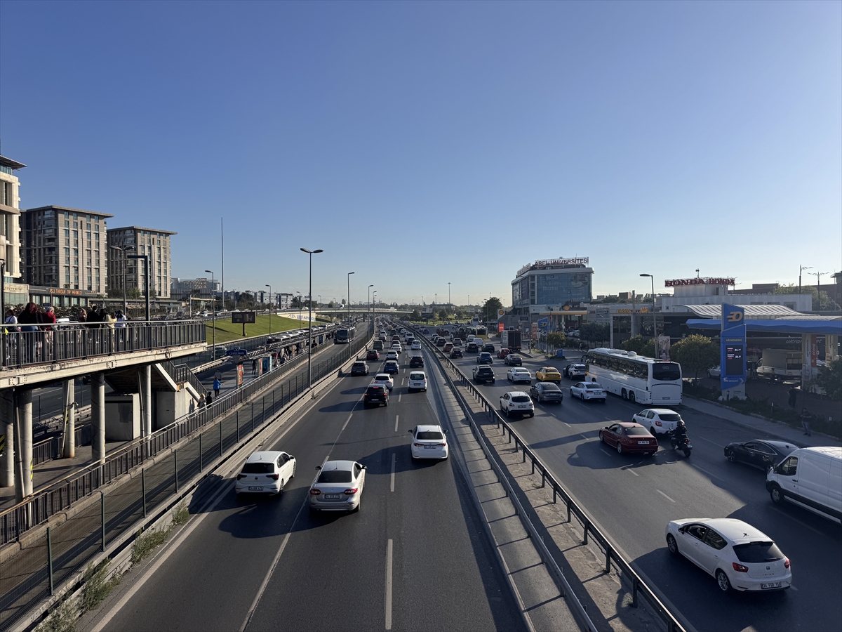 İstanbul'da sabah saatlerinde trafik yoğunluğu yaşanıyor