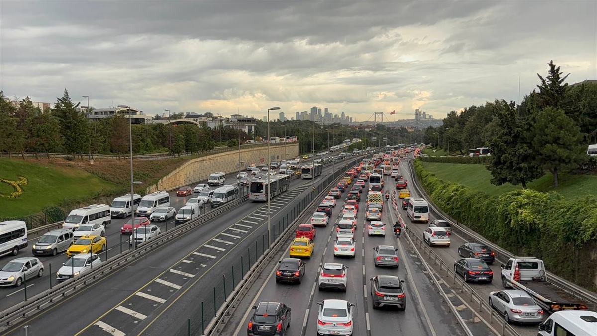 İstanbul'da yeni eğitim öğretim yılının ilk gününde trafik yoğunluğu yaşanıyor