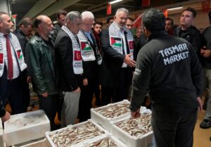 İSTANBUL (AA) – İstanbul Gürpınar Balık Hali'ndeki balıkçılar, bir günlük