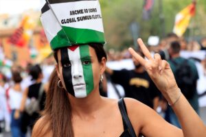 - Ulaşımdan eğitime pek çok sektörde çalışanlar iş bırakarak öğrencilerle