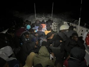 İZMİR (AA) – İzmir’in Çeşme ilçesi açıklarında 107 düzensiz göçmen