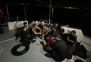 İZMİR (AA) – İzmir'in Çeşme ilçesi açıklarında 11 düzensiz göçmen