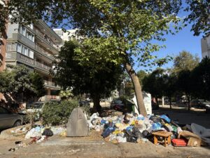 İZMİR (AA) – İzmir'in Karşıyaka ilçesinde yaşayanlar, çöplerin toplanmaması nedeniyle