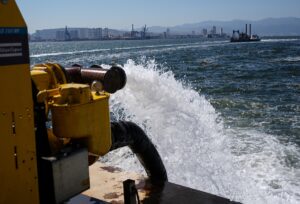 - Meltem İzmir gemisi, Bayraklı sahilinde pompalarla denizden çektiği suyu