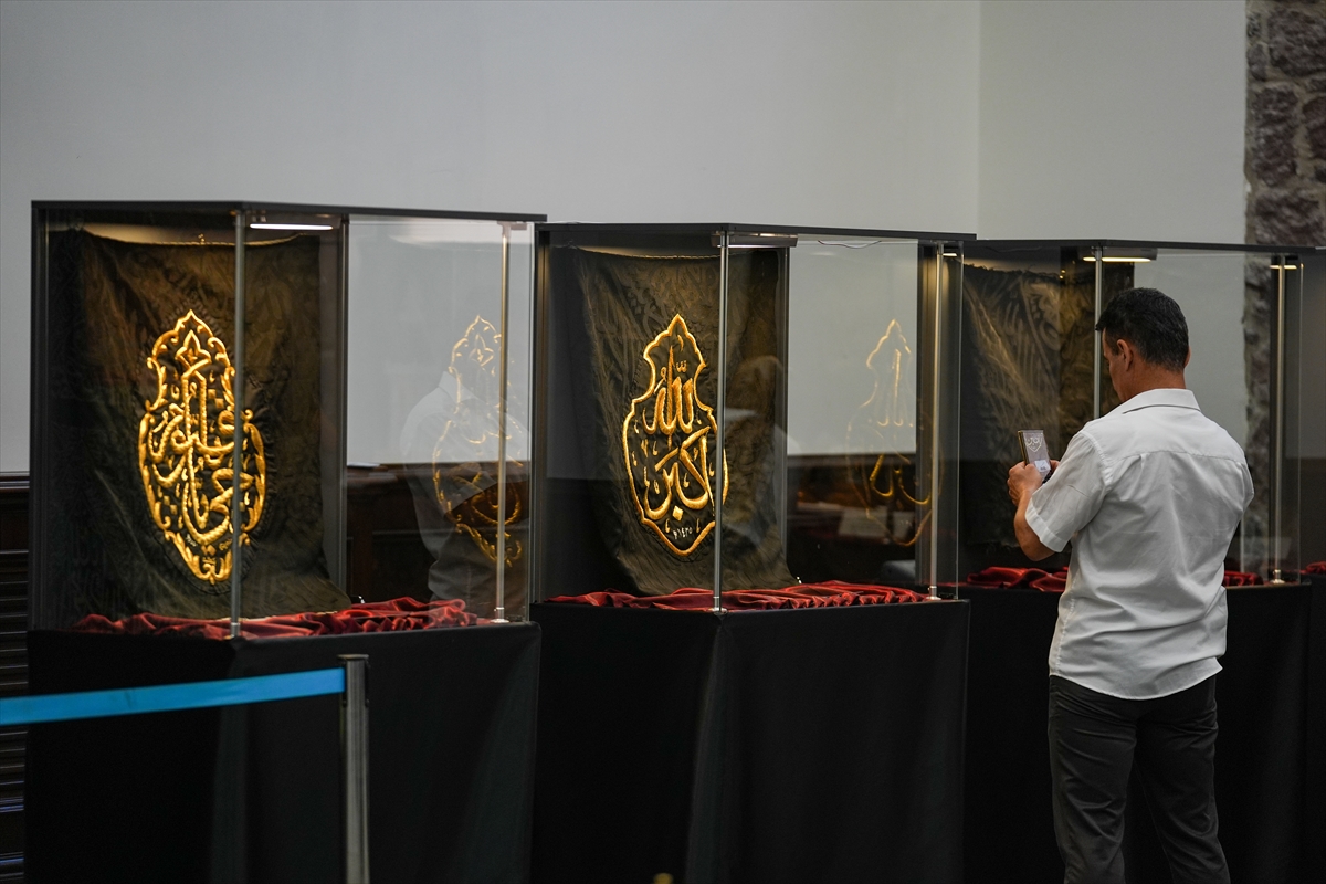 İzmir'de “Mukaddes Emanetler” sergisi açıldı