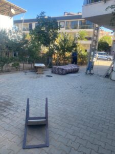 İZMİR (AA) – İzmir'in Menderes ilçesinde taşınma sırasında nakliye asansöründen