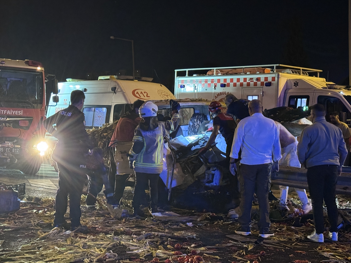İzmir'de otoyolda bariyerlere çarpan kamyonette sıkışan 3 kişi kurtarıldı
