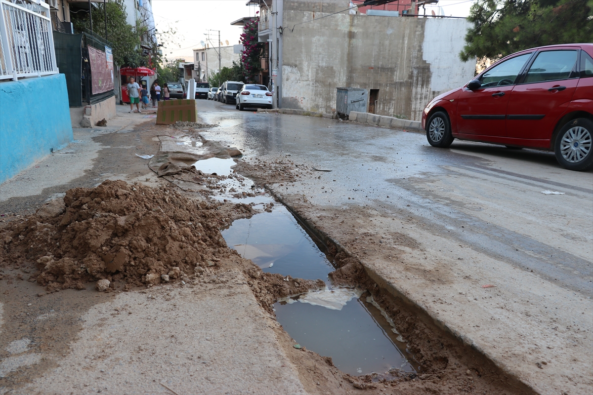 İzmir'de patlayan su borusunun onarılmamasına mahalleliden tepki