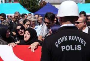 İZMİR (AA) – İzmir’in Balçova ilçesinde, polis merkezine düzenlenen silahlı