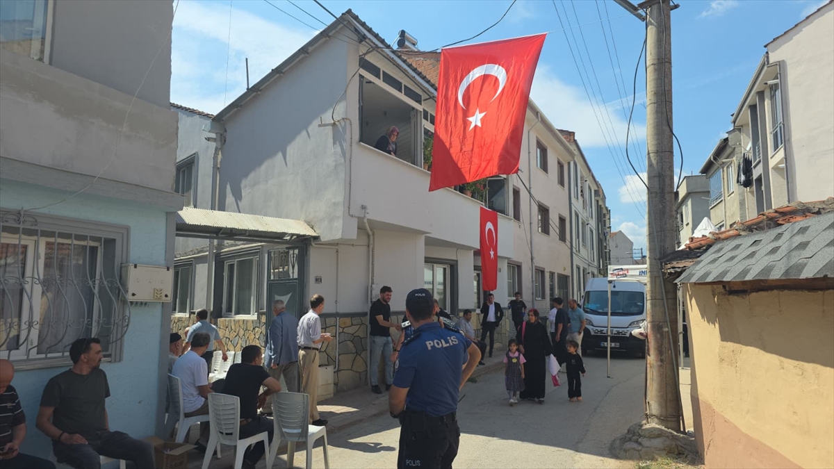 İzmir'de şehit olan emniyet müdürünün Bursa'daki babaevine şehadet haberi ulaştı