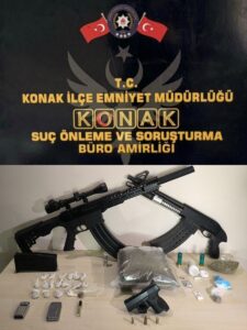 İZMİR (AA) – İzmir'in Konak ilçesinde düzenlenen uyuşturucu ve silah