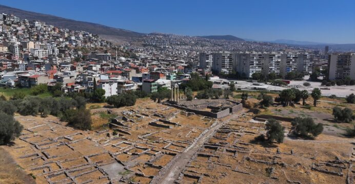 İzmir'deki 5 bin yıllık Smyrna Höyüğü'nde arkeolojik kazılar sürüyor