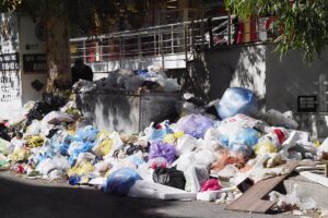 İZMİR (AA) – İzmir'in Buca ilçesinde yaşayanlar, sokaklarda biriken çöplere