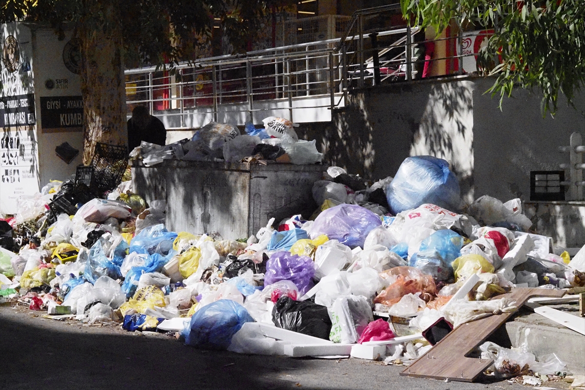 İzmir'in Buca ilçesinde biriken çöplere mahalleliden tepki