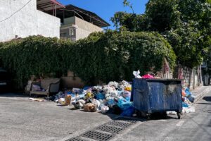 İZMİR (AA) – İzmir'in Buca ilçesinde vatandaşlar, sokaklarda biriken çöplere