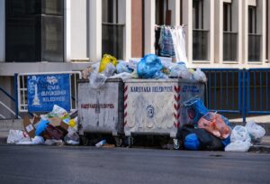 İZMİR (AA) – İzmir'in Karşıyaka ilçesinde yaşayan vatandaşlar, sokaklarda biriken