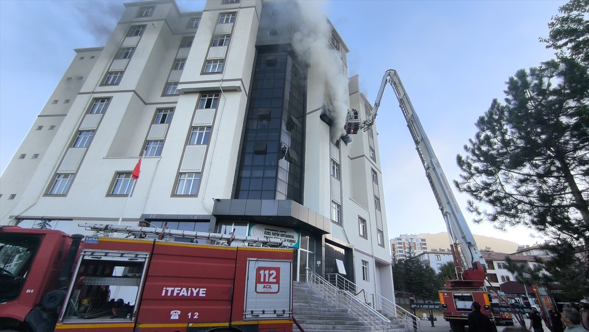 Kahramanmaraş'ta özel öğrenci yurdu yangında hasar gördü