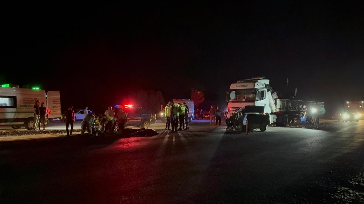 Kahramanmaraş'ta tır ile otomobilin çarpıştığı kazada 3 kişi öldü
