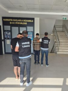 KAHRAMANMARAŞ (AA) – Kahramanmaraş'ta uyuşturucu operasyonunda gözaltına alınan 2 zanlıdan