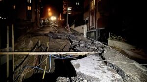 KARABÜK (AA) – Karabük'te inşaat sahasının yanındaki yolun bir bölümünde