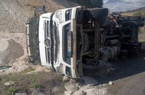 KARS (AA) – Kars'ın Sarıkamış ilçesinde kamyonun devrilmesi sonucu 55