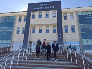 KARS (AA) – Kars’ta, başkasına ait banka kartları ve mobil