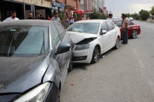 KARS (AA)- Kars'ta kontrolden çıkarak park halindeki araçlara çarpan otomobilin
