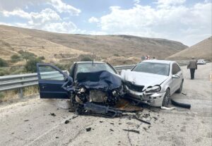 KARS (AA) – Kars'ın Sarıkamış ilçesinde 3 aracın karıştığı zincirleme