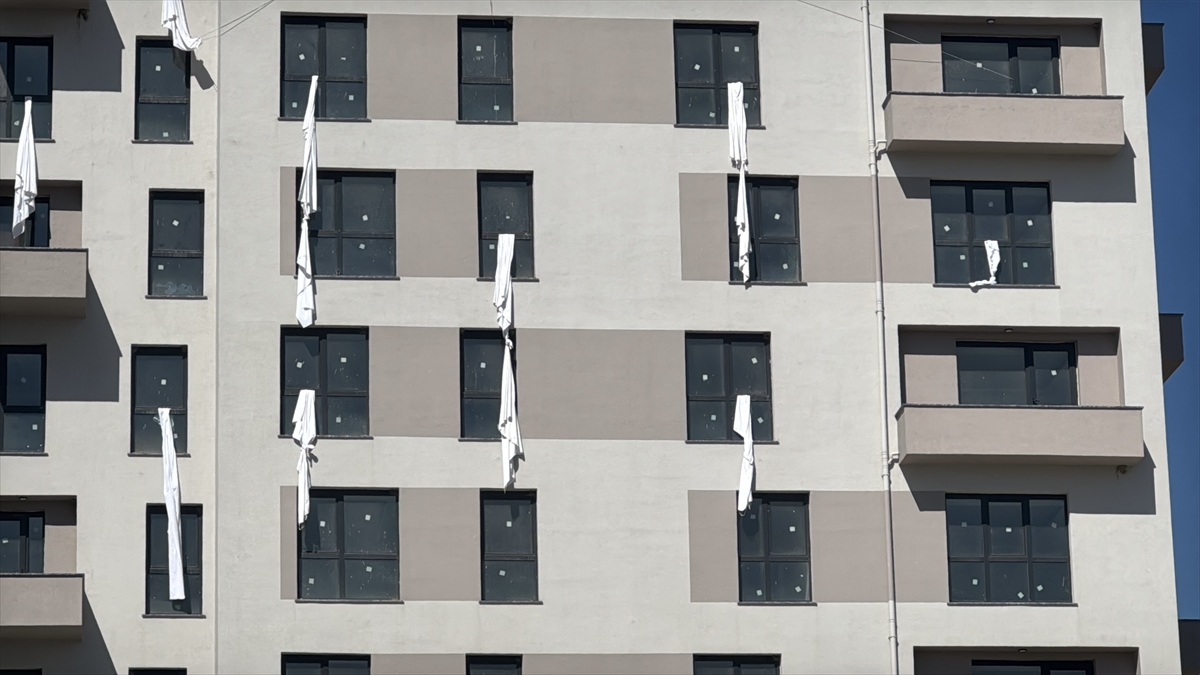 Kartalkaya'daki otel yangınına dikkati çekmek için 2 binanın camlarından 78 çarşaf sarkıtıldı