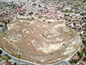 KASTAMONU (AA) – Kastamonu Kalesi'nin etrafındaki kayalar, tel örgüyle çevrildi.