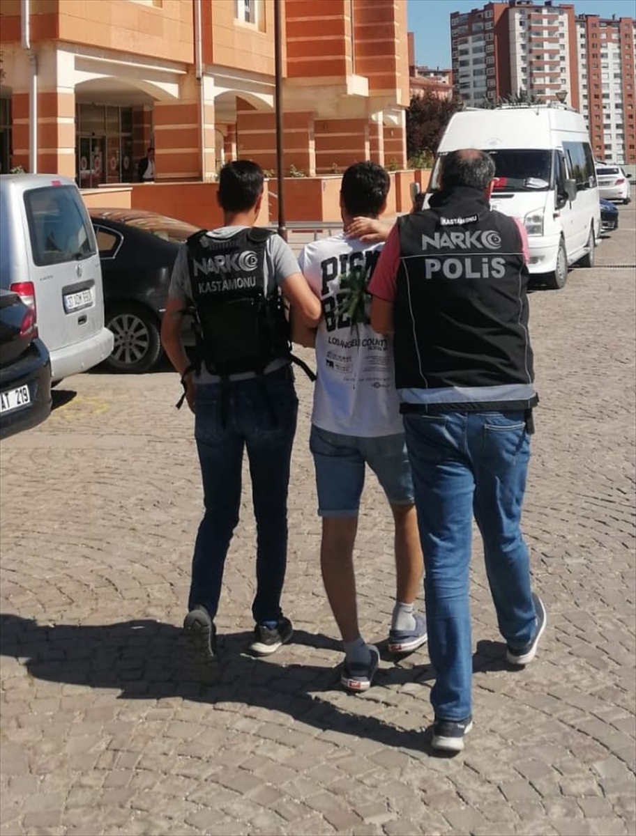 Kastamonu'da 5 bin 326 sentetik ecza hapıyla yakalanan kişi tutuklandı