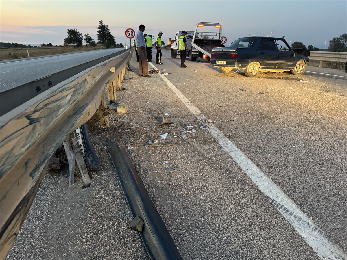 Kastamonu'da bariyere çarpan otomobildeki 5 kişi yaralandı