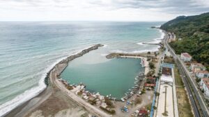 KASTAMONU (AA) – Kastamonu'nun Abana ilçesinde balıkçılar, Karadeniz'deki fırtına nedeniyle