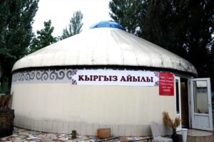 - Anneler Vakfı öncülüğünde kurulan "Kırgız Köyü" müzesinde, antika değeri