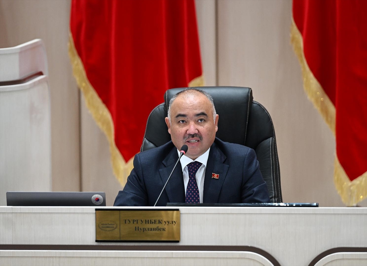 Kırgızistan meclisinin feshi için imza toplanıyor